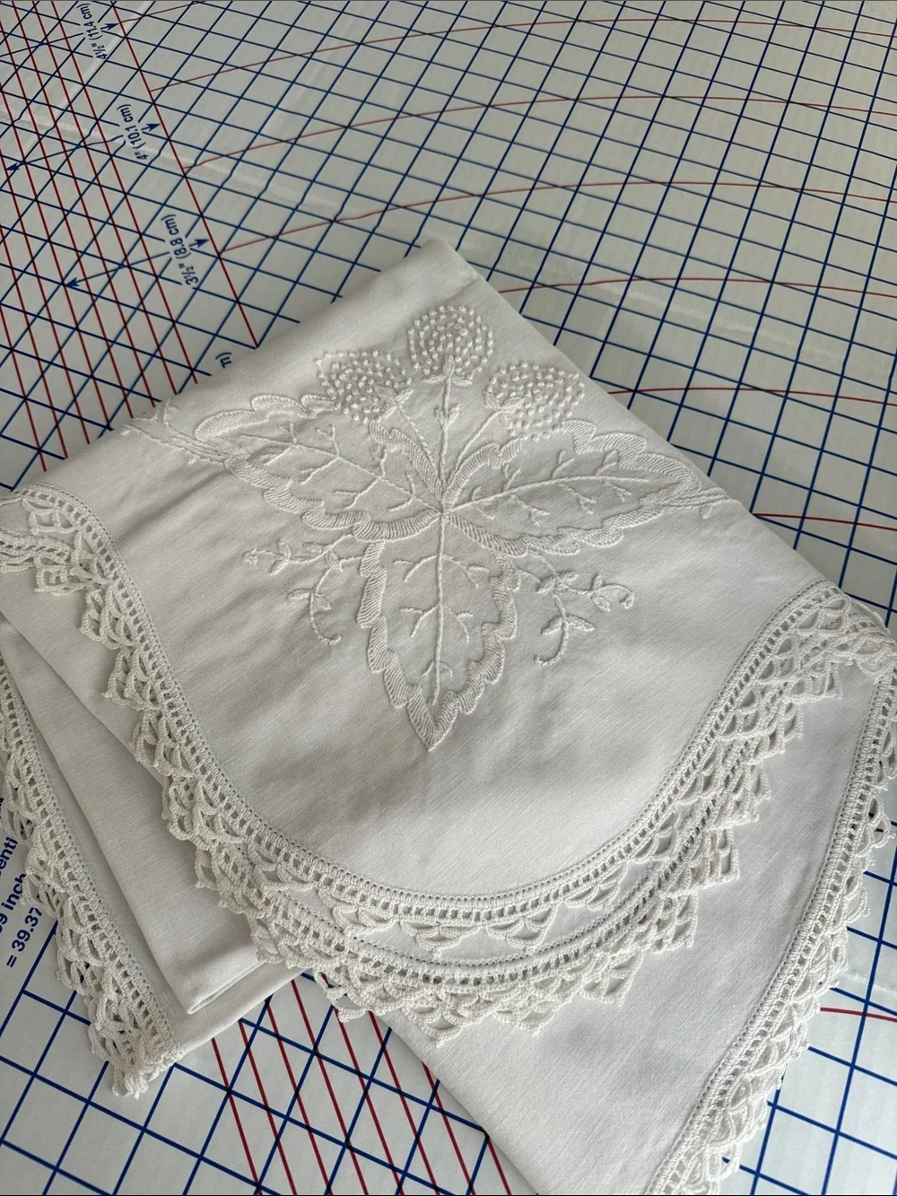 Vintage Madeira Hand Embroidered Linen Tablecloth White Berry Vine Crochet Lace